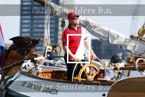 Amsterdam 20 augustus 2025
Koning Willem Alexander Prinses Mabel en (prinses Luana ) Gravin Luana op de groene Draeck tijdens de eerste dag van Sail Amsterdam . Er vaart ongelofelijk veel beveiliging Politie in boten op jet skis en een speciaal beveiligingsteam van de Marechaussee BSB ( Brigade Speciale Beveiligingsopdrachten ) mee met de groene Draeck