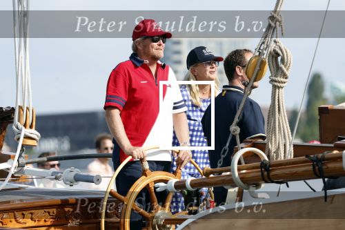 Amsterdam 20 augustus 2025
Koning Willem Alexander Prinses Mabel en (prinses Luana ) Gravin Luana op de groene Draeck tijdens de eerste dag van Sail Amsterdam . Er vaart ongelofelijk veel beveiliging Politie in boten op jet skis en een speciaal beveiligingsteam van de Marechaussee BSB ( Brigade Speciale Beveiligingsopdrachten ) mee met de groene Draeck