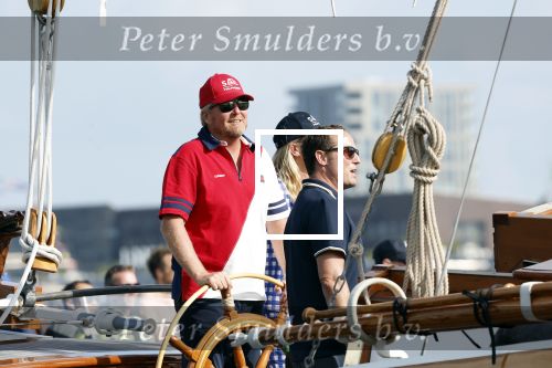Amsterdam 20 augustus 2025
Koning Willem Alexander Prinses Mabel en (prinses Luana ) Gravin Luana op de groene Draeck tijdens de eerste dag van Sail Amsterdam . Er vaart ongelofelijk veel beveiliging Politie in boten op jet skis en een speciaal beveiligingsteam van de Marechaussee BSB ( Brigade Speciale Beveiligingsopdrachten ) mee met de groene Draeck