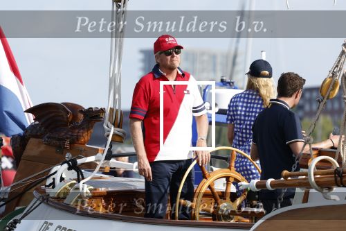 Amsterdam 20 augustus 2025
Koning Willem Alexander Prinses Mabel en (prinses Luana ) Gravin Luana op de groene Draeck tijdens de eerste dag van Sail Amsterdam . Er vaart ongelofelijk veel beveiliging Politie in boten op jet skis en een speciaal beveiligingsteam van de Marechaussee BSB ( Brigade Speciale Beveiligingsopdrachten ) mee met de groene Draeck