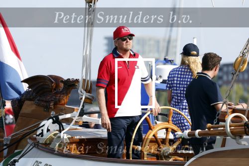 Amsterdam 20 augustus 2025
Koning Willem Alexander Prinses Mabel en (prinses Luana ) Gravin Luana op de groene Draeck tijdens de eerste dag van Sail Amsterdam . Er vaart ongelofelijk veel beveiliging Politie in boten op jet skis en een speciaal beveiligingsteam van de Marechaussee BSB ( Brigade Speciale Beveiligingsopdrachten ) mee met de groene Draeck