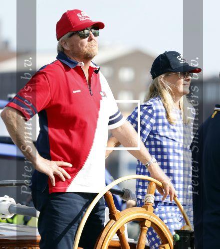 Amsterdam 20 augustus 2025
Koning Willem Alexander Prinses Mabel en (prinses Luana ) Gravin Luana op de groene Draeck tijdens de eerste dag van Sail Amsterdam . Er vaart ongelofelijk veel beveiliging Politie in boten op jet skis en een speciaal beveiligingsteam van de Marechaussee BSB ( Brigade Speciale Beveiligingsopdrachten ) mee met de groene Draeck