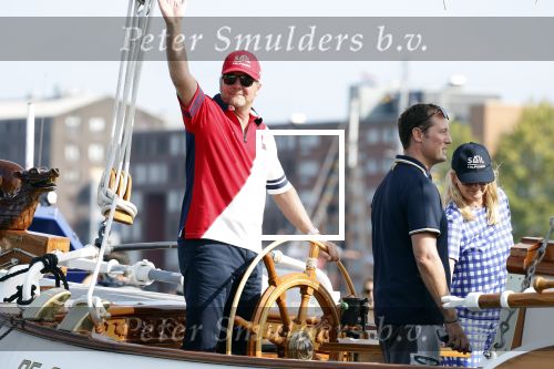 Amsterdam 20 augustus 2025
Koning Willem Alexander Prinses Mabel en (prinses Luana ) Gravin Luana op de groene Draeck tijdens de eerste dag van Sail Amsterdam . Er vaart ongelofelijk veel beveiliging Politie in boten op jet skis en een speciaal beveiligingsteam van de Marechaussee BSB ( Brigade Speciale Beveiligingsopdrachten ) mee met de groene Draeck