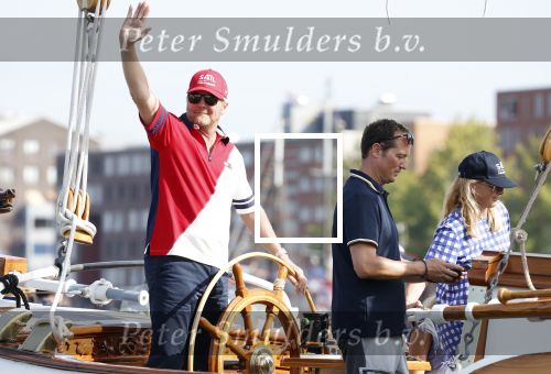 Amsterdam 20 augustus 2025
Koning Willem Alexander Prinses Mabel en (prinses Luana ) Gravin Luana op de groene Draeck tijdens de eerste dag van Sail Amsterdam . Er vaart ongelofelijk veel beveiliging Politie in boten op jet skis en een speciaal beveiligingsteam van de Marechaussee BSB ( Brigade Speciale Beveiligingsopdrachten ) mee met de groene Draeck
