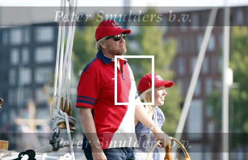 Amsterdam 20 augustus 2025
Koning Willem Alexander Prinses Mabel en (prinses Luana ) Gravin Luana op de groene Draeck tijdens de eerste dag van Sail Amsterdam . Er vaart ongelofelijk veel beveiliging Politie in boten op jet skis en een speciaal beveiligingsteam van de Marechaussee BSB ( Brigade Speciale Beveiligingsopdrachten ) mee met de groene Draeck