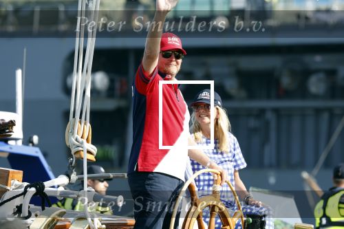 Amsterdam 20 augustus 2025
Koning Willem Alexander Prinses Mabel en (prinses Luana ) Gravin Luana op de groene Draeck tijdens de eerste dag van Sail Amsterdam . Er vaart ongelofelijk veel beveiliging Politie in boten op jet skis en een speciaal beveiligingsteam van de Marechaussee BSB ( Brigade Speciale Beveiligingsopdrachten ) mee met de groene Draeck