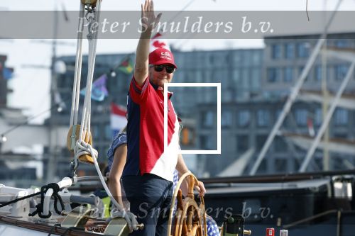 Amsterdam 20 augustus 2025
Koning Willem Alexander Prinses Mabel en (prinses Luana ) Gravin Luana op de groene Draeck tijdens de eerste dag van Sail Amsterdam . Er vaart ongelofelijk veel beveiliging Politie in boten op jet skis en een speciaal beveiligingsteam van de Marechaussee BSB ( Brigade Speciale Beveiligingsopdrachten ) mee met de groene Draeck