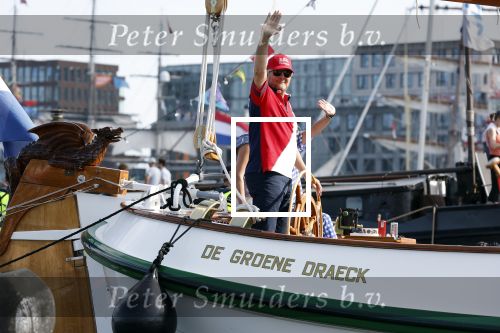 Amsterdam 20 augustus 2025
Koning Willem Alexander Prinses Mabel en (prinses Luana ) Gravin Luana op de groene Draeck tijdens de eerste dag van Sail Amsterdam . Er vaart ongelofelijk veel beveiliging Politie in boten op jet skis en een speciaal beveiligingsteam van de Marechaussee BSB ( Brigade Speciale Beveiligingsopdrachten ) mee met de groene Draeck