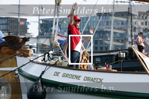 Amsterdam 20 augustus 2025
Koning Willem Alexander Prinses Mabel en (prinses Luana ) Gravin Luana op de groene Draeck tijdens de eerste dag van Sail Amsterdam . Er vaart ongelofelijk veel beveiliging Politie in boten op jet skis en een speciaal beveiligingsteam van de Marechaussee BSB ( Brigade Speciale Beveiligingsopdrachten ) mee met de groene Draeck