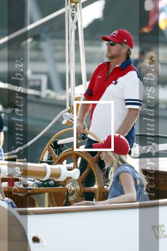 Amsterdam 20 augustus 2025
Koning Willem Alexander Prinses Mabel en (prinses Luana ) Gravin Luana op de groene Draeck tijdens de eerste dag van Sail Amsterdam . Er vaart ongelofelijk veel beveiliging Politie in boten op jet skis en een speciaal beveiligingsteam van de Marechaussee BSB ( Brigade Speciale Beveiligingsopdrachten ) mee met de groene Draeck