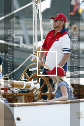Amsterdam 20 augustus 2025
Koning Willem Alexander Prinses Mabel en (prinses Luana ) Gravin Luana op de groene Draeck tijdens de eerste dag van Sail Amsterdam . Er vaart ongelofelijk veel beveiliging Politie in boten op jet skis en een speciaal beveiligingsteam van de Marechaussee BSB ( Brigade Speciale Beveiligingsopdrachten ) mee met de groene Draeck