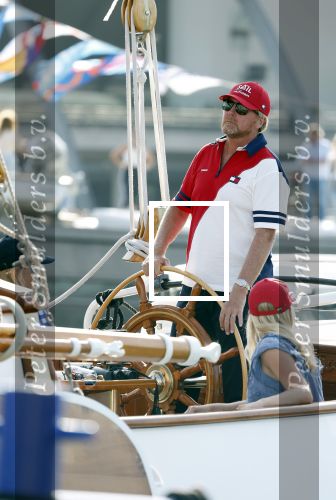 Amsterdam 20 augustus 2025
Koning Willem Alexander Prinses Mabel en (prinses Luana ) Gravin Luana op de groene Draeck tijdens de eerste dag van Sail Amsterdam . Er vaart ongelofelijk veel beveiliging Politie in boten op jet skis en een speciaal beveiligingsteam van de Marechaussee BSB ( Brigade Speciale Beveiligingsopdrachten ) mee met de groene Draeck