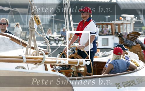 Amsterdam 20 augustus 2025
Koning Willem Alexander Prinses Mabel en (prinses Luana ) Gravin Luana op de groene Draeck tijdens de eerste dag van Sail Amsterdam . Er vaart ongelofelijk veel beveiliging Politie in boten op jet skis en een speciaal beveiligingsteam van de Marechaussee BSB ( Brigade Speciale Beveiligingsopdrachten ) mee met de groene Draeck