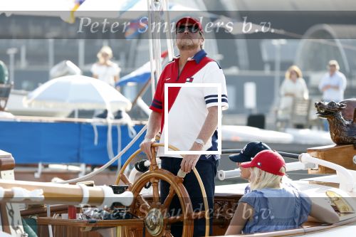Amsterdam 20 augustus 2025
Koning Willem Alexander Prinses Mabel en (prinses Luana ) Gravin Luana op de groene Draeck tijdens de eerste dag van Sail Amsterdam . Er vaart ongelofelijk veel beveiliging Politie in boten op jet skis en een speciaal beveiligingsteam van de Marechaussee BSB ( Brigade Speciale Beveiligingsopdrachten ) mee met de groene Draeck