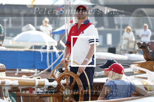 Amsterdam 20 augustus 2025
Koning Willem Alexander Prinses Mabel en (prinses Luana ) Gravin Luana op de groene Draeck tijdens de eerste dag van Sail Amsterdam . Er vaart ongelofelijk veel beveiliging Politie in boten op jet skis en een speciaal beveiligingsteam van de Marechaussee BSB ( Brigade Speciale Beveiligingsopdrachten ) mee met de groene Draeck