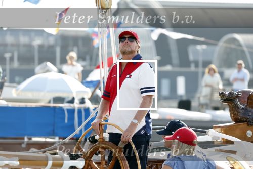 Amsterdam 20 augustus 2025
Koning Willem Alexander Prinses Mabel en (prinses Luana ) Gravin Luana op de groene Draeck tijdens de eerste dag van Sail Amsterdam . Er vaart ongelofelijk veel beveiliging Politie in boten op jet skis en een speciaal beveiligingsteam van de Marechaussee BSB ( Brigade Speciale Beveiligingsopdrachten ) mee met de groene Draeck