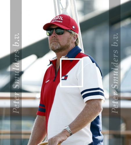 Amsterdam 20 augustus 2025
Koning Willem Alexander Prinses Mabel en (prinses Luana ) Gravin Luana op de groene Draeck tijdens de eerste dag van Sail Amsterdam . Er vaart ongelofelijk veel beveiliging Politie in boten op jet skis en een speciaal beveiligingsteam van de Marechaussee BSB ( Brigade Speciale Beveiligingsopdrachten ) mee met de groene Draeck