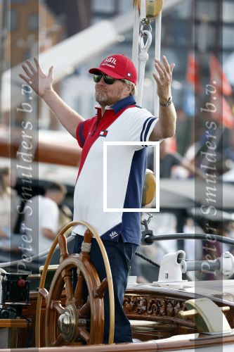 Amsterdam 20 augustus 2025
Koning Willem Alexander Prinses Mabel en (prinses Luana ) Gravin Luana op de groene Draeck tijdens de eerste dag van Sail Amsterdam . Er vaart ongelofelijk veel beveiliging Politie in boten op jet skis en een speciaal beveiligingsteam van de Marechaussee BSB ( Brigade Speciale Beveiligingsopdrachten ) mee met de groene Draeck