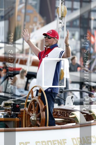 Amsterdam 20 augustus 2025
Koning Willem Alexander Prinses Mabel en (prinses Luana ) Gravin Luana op de groene Draeck tijdens de eerste dag van Sail Amsterdam . Er vaart ongelofelijk veel beveiliging Politie in boten op jet skis en een speciaal beveiligingsteam van de Marechaussee BSB ( Brigade Speciale Beveiligingsopdrachten ) mee met de groene Draeck
