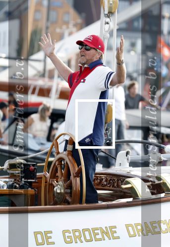 Amsterdam 20 augustus 2025
Koning Willem Alexander Prinses Mabel en (prinses Luana ) Gravin Luana op de groene Draeck tijdens de eerste dag van Sail Amsterdam . Er vaart ongelofelijk veel beveiliging Politie in boten op jet skis en een speciaal beveiligingsteam van de Marechaussee BSB ( Brigade Speciale Beveiligingsopdrachten ) mee met de groene Draeck