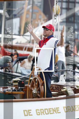 Amsterdam 20 augustus 2025
Koning Willem Alexander Prinses Mabel en (prinses Luana ) Gravin Luana op de groene Draeck tijdens de eerste dag van Sail Amsterdam . Er vaart ongelofelijk veel beveiliging Politie in boten op jet skis en een speciaal beveiligingsteam van de Marechaussee BSB ( Brigade Speciale Beveiligingsopdrachten ) mee met de groene Draeck