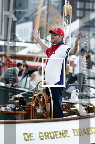 Amsterdam 20 augustus 2025
Koning Willem Alexander Prinses Mabel en (prinses Luana ) Gravin Luana op de groene Draeck tijdens de eerste dag van Sail Amsterdam . Er vaart ongelofelijk veel beveiliging Politie in boten op jet skis en een speciaal beveiligingsteam van de Marechaussee BSB ( Brigade Speciale Beveiligingsopdrachten ) mee met de groene Draeck