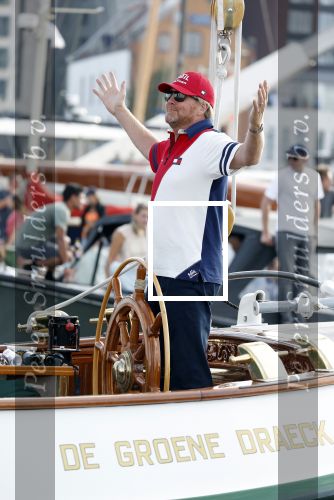 Amsterdam 20 augustus 2025
Koning Willem Alexander Prinses Mabel en (prinses Luana ) Gravin Luana op de groene Draeck tijdens de eerste dag van Sail Amsterdam . Er vaart ongelofelijk veel beveiliging Politie in boten op jet skis en een speciaal beveiligingsteam van de Marechaussee BSB ( Brigade Speciale Beveiligingsopdrachten ) mee met de groene Draeck