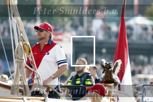 Amsterdam 20 augustus 2025
Koning Willem Alexander Prinses Mabel en (prinses Luana ) Gravin Luana op de groene Draeck tijdens de eerste dag van Sail Amsterdam . Er vaart ongelofelijk veel beveiliging Politie in boten op jet skis en een speciaal beveiligingsteam van de Marechaussee BSB ( Brigade Speciale Beveiligingsopdrachten ) mee met de groene Draeck