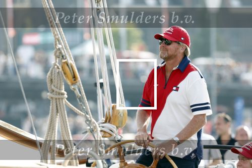 Amsterdam 20 augustus 2025
Koning Willem Alexander Prinses Mabel en (prinses Luana ) Gravin Luana op de groene Draeck tijdens de eerste dag van Sail Amsterdam . Er vaart ongelofelijk veel beveiliging Politie in boten op jet skis en een speciaal beveiligingsteam van de Marechaussee BSB ( Brigade Speciale Beveiligingsopdrachten ) mee met de groene Draeck