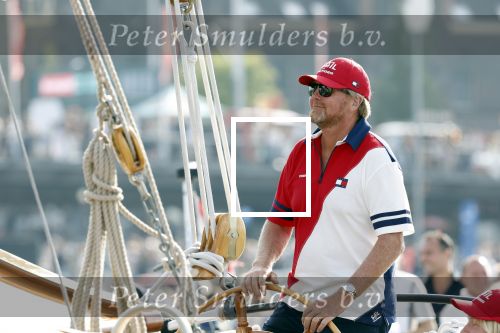 Amsterdam 20 augustus 2025
Koning Willem Alexander Prinses Mabel en (prinses Luana ) Gravin Luana op de groene Draeck tijdens de eerste dag van Sail Amsterdam . Er vaart ongelofelijk veel beveiliging Politie in boten op jet skis en een speciaal beveiligingsteam van de Marechaussee BSB ( Brigade Speciale Beveiligingsopdrachten ) mee met de groene Draeck