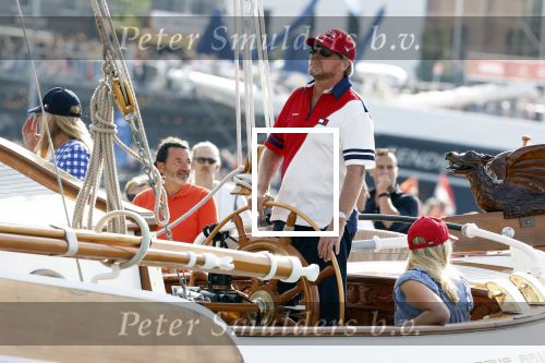 Amsterdam 20 augustus 2025
Koning Willem Alexander Prinses Mabel en (prinses Luana ) Gravin Luana op de groene Draeck tijdens de eerste dag van Sail Amsterdam . Er vaart ongelofelijk veel beveiliging Politie in boten op jet skis en een speciaal beveiligingsteam van de Marechaussee BSB ( Brigade Speciale Beveiligingsopdrachten ) mee met de groene Draeck