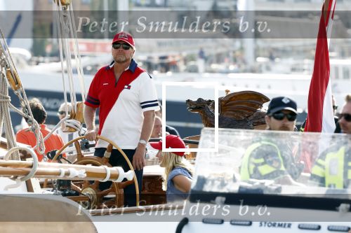 Amsterdam 20 augustus 2025
Koning Willem Alexander Prinses Mabel en (prinses Luana ) Gravin Luana op de groene Draeck tijdens de eerste dag van Sail Amsterdam . Er vaart ongelofelijk veel beveiliging Politie in boten op jet skis en een speciaal beveiligingsteam van de Marechaussee BSB ( Brigade Speciale Beveiligingsopdrachten ) mee met de groene Draeck