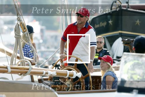 Amsterdam 20 augustus 2025
Koning Willem Alexander Prinses Mabel en (prinses Luana ) Gravin Luana op de groene Draeck tijdens de eerste dag van Sail Amsterdam . Er vaart ongelofelijk veel beveiliging Politie in boten op jet skis en een speciaal beveiligingsteam van de Marechaussee BSB ( Brigade Speciale Beveiligingsopdrachten ) mee met de groene Draeck