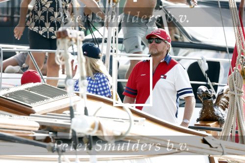 Amsterdam 20 augustus 2025
Koning Willem Alexander Prinses Mabel en (prinses Luana ) Gravin Luana op de groene Draeck tijdens de eerste dag van Sail Amsterdam . Er vaart ongelofelijk veel beveiliging Politie in boten op jet skis en een speciaal beveiligingsteam van de Marechaussee BSB ( Brigade Speciale Beveiligingsopdrachten ) mee met de groene Draeck