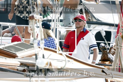 Amsterdam 20 augustus 2025
Koning Willem Alexander Prinses Mabel en (prinses Luana ) Gravin Luana op de groene Draeck tijdens de eerste dag van Sail Amsterdam . Er vaart ongelofelijk veel beveiliging Politie in boten op jet skis en een speciaal beveiligingsteam van de Marechaussee BSB ( Brigade Speciale Beveiligingsopdrachten ) mee met de groene Draeck