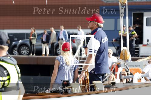 Amsterdam 20 augustus 2025
Koning Willem Alexander Prinses Mabel en (prinses Luana ) Gravin Luana op de groene Draeck tijdens de eerste dag van Sail Amsterdam . Er vaart ongelofelijk veel beveiliging Politie in boten op jet skis en een speciaal beveiligingsteam van de Marechaussee BSB ( Brigade Speciale Beveiligingsopdrachten ) mee met de groene Draeck