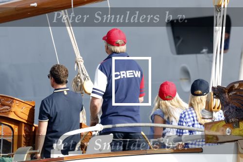 Amsterdam 20 augustus 2025
Koning Willem Alexander Prinses Mabel en (prinses Luana ) Gravin Luana op de groene Draeck tijdens de eerste dag van Sail Amsterdam . Er vaart ongelofelijk veel beveiliging Politie in boten op jet skis en een speciaal beveiligingsteam van de Marechaussee BSB ( Brigade Speciale Beveiligingsopdrachten ) mee met de groene Draeck