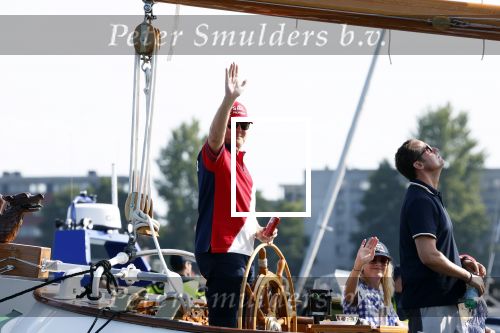 Amsterdam 20 augustus 2025
Koning Willem Alexander Prinses Mabel en (prinses Luana ) Gravin Luana op de groene Draeck tijdens de eerste dag van Sail Amsterdam . Er vaart ongelofelijk veel beveiliging Politie in boten op jet skis en een speciaal beveiligingsteam van de Marechaussee BSB ( Brigade Speciale Beveiligingsopdrachten ) mee met de groene Draeck