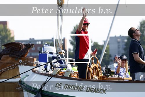 Amsterdam 20 augustus 2025
Koning Willem Alexander Prinses Mabel en (prinses Luana ) Gravin Luana op de groene Draeck tijdens de eerste dag van Sail Amsterdam . Er vaart ongelofelijk veel beveiliging Politie in boten op jet skis en een speciaal beveiligingsteam van de Marechaussee BSB ( Brigade Speciale Beveiligingsopdrachten ) mee met de groene Draeck
