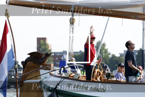 Amsterdam 20 augustus 2025
Koning Willem Alexander Prinses Mabel en (prinses Luana ) Gravin Luana op de groene Draeck tijdens de eerste dag van Sail Amsterdam . Er vaart ongelofelijk veel beveiliging Politie in boten op jet skis en een speciaal beveiligingsteam van de Marechaussee BSB ( Brigade Speciale Beveiligingsopdrachten ) mee met de groene Draeck