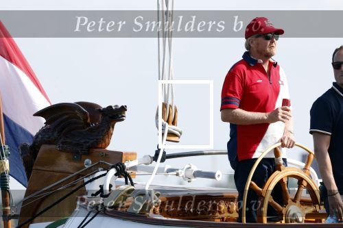 Amsterdam 20 augustus 2025
Koning Willem Alexander Prinses Mabel en (prinses Luana ) Gravin Luana op de groene Draeck tijdens de eerste dag van Sail Amsterdam . Er vaart ongelofelijk veel beveiliging Politie in boten op jet skis en een speciaal beveiligingsteam van de Marechaussee BSB ( Brigade Speciale Beveiligingsopdrachten ) mee met de groene Draeck
