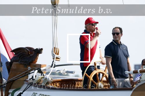 Amsterdam 20 augustus 2025
Koning Willem Alexander Prinses Mabel en (prinses Luana ) Gravin Luana op de groene Draeck tijdens de eerste dag van Sail Amsterdam . Er vaart ongelofelijk veel beveiliging Politie in boten op jet skis en een speciaal beveiligingsteam van de Marechaussee BSB ( Brigade Speciale Beveiligingsopdrachten ) mee met de groene Draeck