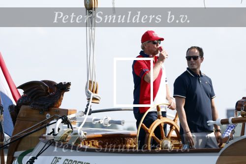 Amsterdam 20 augustus 2025
Koning Willem Alexander Prinses Mabel en (prinses Luana ) Gravin Luana op de groene Draeck tijdens de eerste dag van Sail Amsterdam . Er vaart ongelofelijk veel beveiliging Politie in boten op jet skis en een speciaal beveiligingsteam van de Marechaussee BSB ( Brigade Speciale Beveiligingsopdrachten ) mee met de groene Draeck