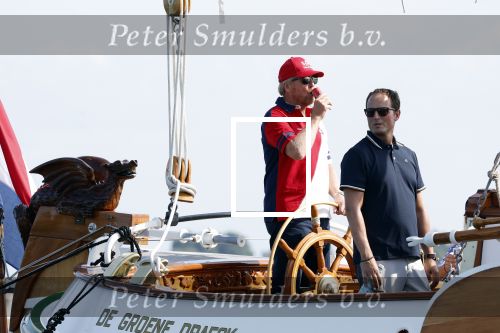 Amsterdam 20 augustus 2025
Koning Willem Alexander Prinses Mabel en (prinses Luana ) Gravin Luana op de groene Draeck tijdens de eerste dag van Sail Amsterdam . Er vaart ongelofelijk veel beveiliging Politie in boten op jet skis en een speciaal beveiligingsteam van de Marechaussee BSB ( Brigade Speciale Beveiligingsopdrachten ) mee met de groene Draeck