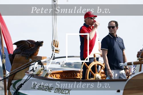 Amsterdam 20 augustus 2025
Koning Willem Alexander Prinses Mabel en (prinses Luana ) Gravin Luana op de groene Draeck tijdens de eerste dag van Sail Amsterdam . Er vaart ongelofelijk veel beveiliging Politie in boten op jet skis en een speciaal beveiligingsteam van de Marechaussee BSB ( Brigade Speciale Beveiligingsopdrachten ) mee met de groene Draeck