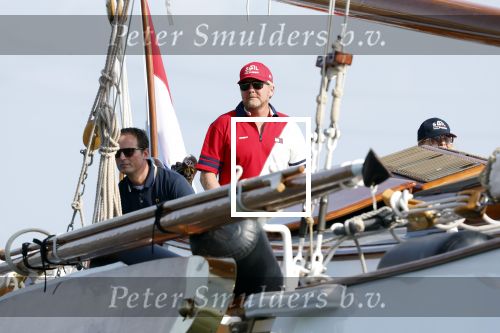 Amsterdam 20 augustus 2025
Koning Willem Alexander Prinses Mabel en (prinses Luana ) Gravin Luana op de groene Draeck tijdens de eerste dag van Sail Amsterdam . Er vaart ongelofelijk veel beveiliging Politie in boten op jet skis en een speciaal beveiligingsteam van de Marechaussee BSB ( Brigade Speciale Beveiligingsopdrachten ) mee met de groene Draeck