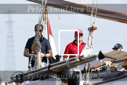 Amsterdam 20 augustus 2025
Koning Willem Alexander Prinses Mabel en (prinses Luana ) Gravin Luana op de groene Draeck tijdens de eerste dag van Sail Amsterdam . Er vaart ongelofelijk veel beveiliging Politie in boten op jet skis en een speciaal beveiligingsteam van de Marechaussee BSB ( Brigade Speciale Beveiligingsopdrachten ) mee met de groene Draeck