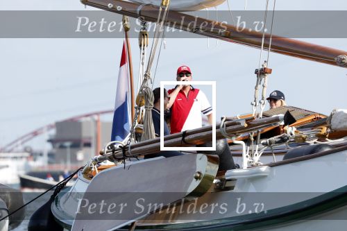 Amsterdam 20 augustus 2025
Koning Willem Alexander Prinses Mabel en (prinses Luana ) Gravin Luana op de groene Draeck tijdens de eerste dag van Sail Amsterdam . Er vaart ongelofelijk veel beveiliging Politie in boten op jet skis en een speciaal beveiligingsteam van de Marechaussee BSB ( Brigade Speciale Beveiligingsopdrachten ) mee met de groene Draeck