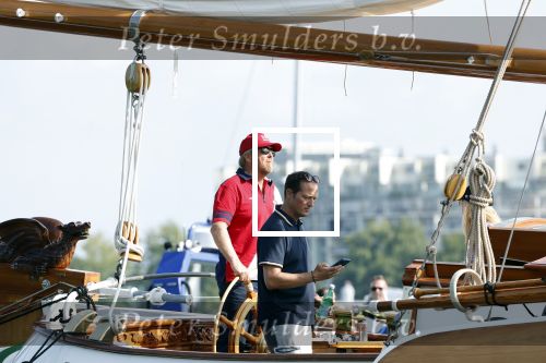 Amsterdam 20 augustus 2025
Koning Willem Alexander Prinses Mabel en (prinses Luana ) Gravin Luana op de groene Draeck tijdens de eerste dag van Sail Amsterdam . Er vaart ongelofelijk veel beveiliging Politie in boten op jet skis en een speciaal beveiligingsteam van de Marechaussee BSB ( Brigade Speciale Beveiligingsopdrachten ) mee met de groene Draeck