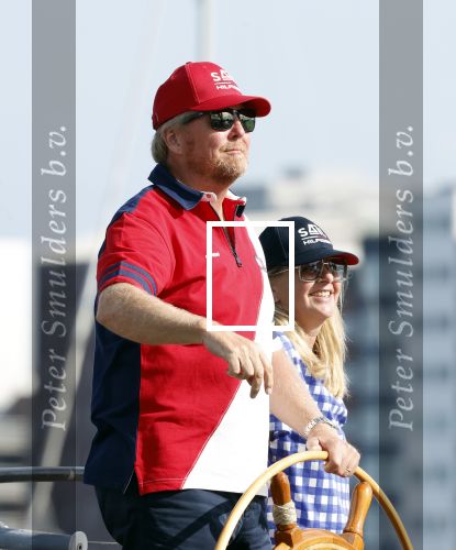 Amsterdam 20 augustus 2025
Koning Willem Alexander Prinses Mabel en (prinses Luana ) Gravin Luana op de groene Draeck tijdens de eerste dag van Sail Amsterdam . Er vaart ongelofelijk veel beveiliging Politie in boten op jet skis en een speciaal beveiligingsteam van de Marechaussee BSB ( Brigade Speciale Beveiligingsopdrachten ) mee met de groene Draeck